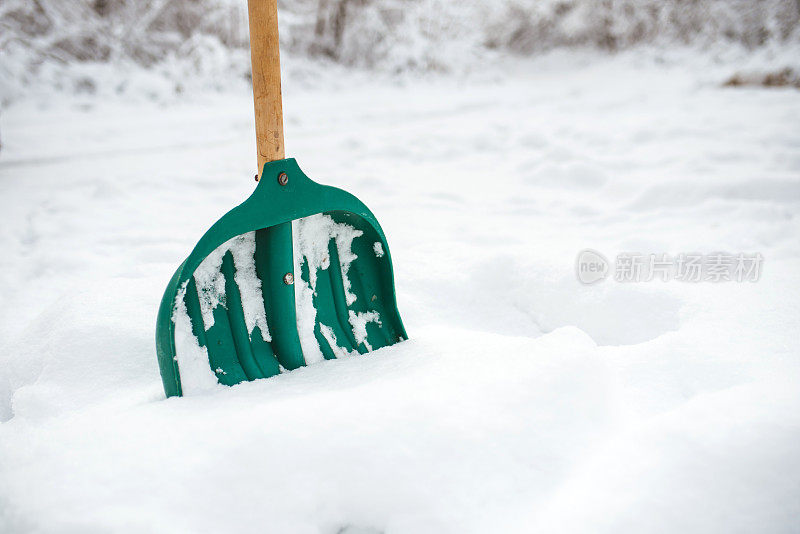 雪铲特写照片。