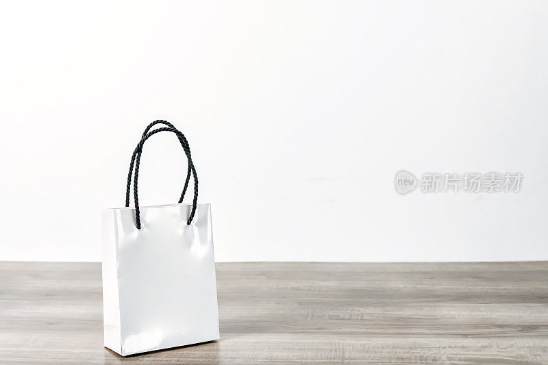 白色购物纸袋放在木桌上