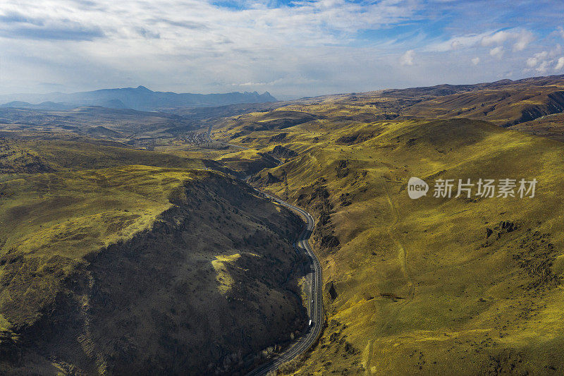 山区道路的无人机图像