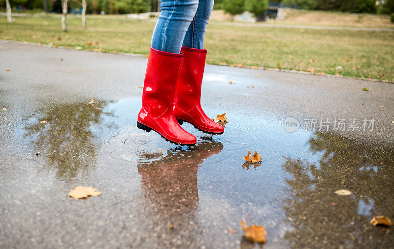 穿雨靴的女人