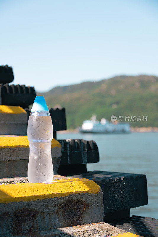 在港口用可重复使用的塑料提供冷瓶装水