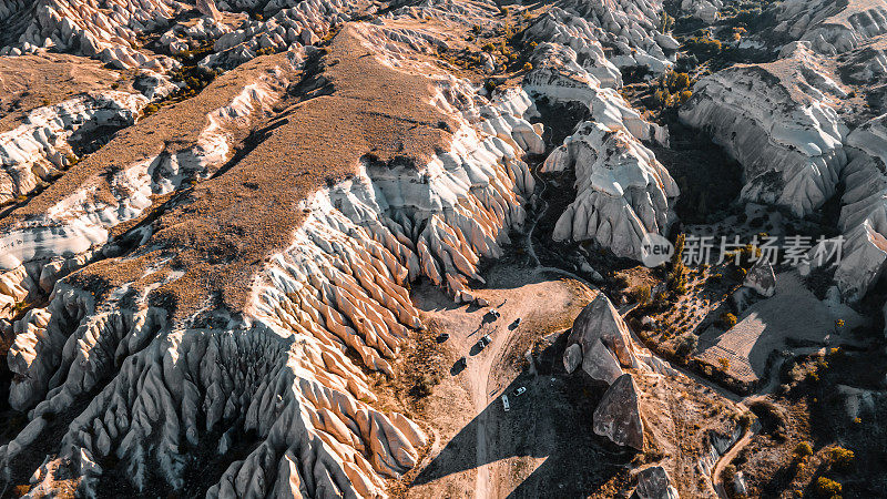 土耳其的中安纳托利亚地区。卡帕多西亚周围火山凝灰岩的无人机全景图。