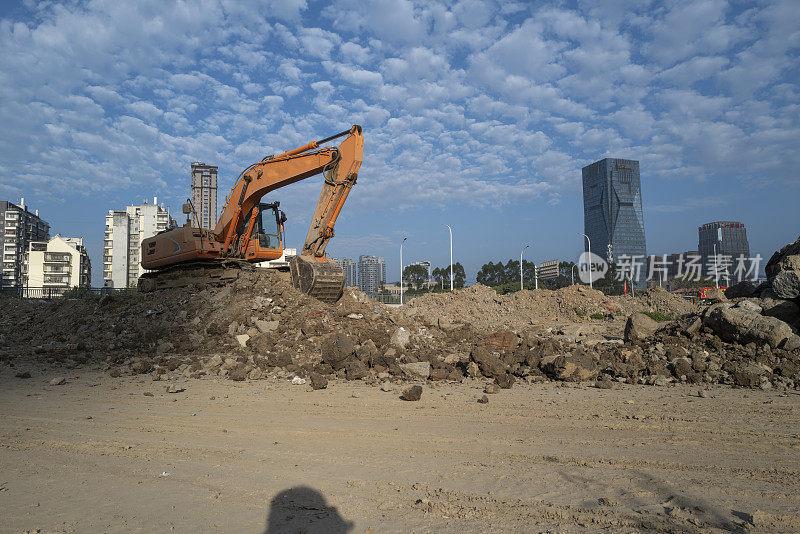 上午，挖掘机在一个建筑空土现场