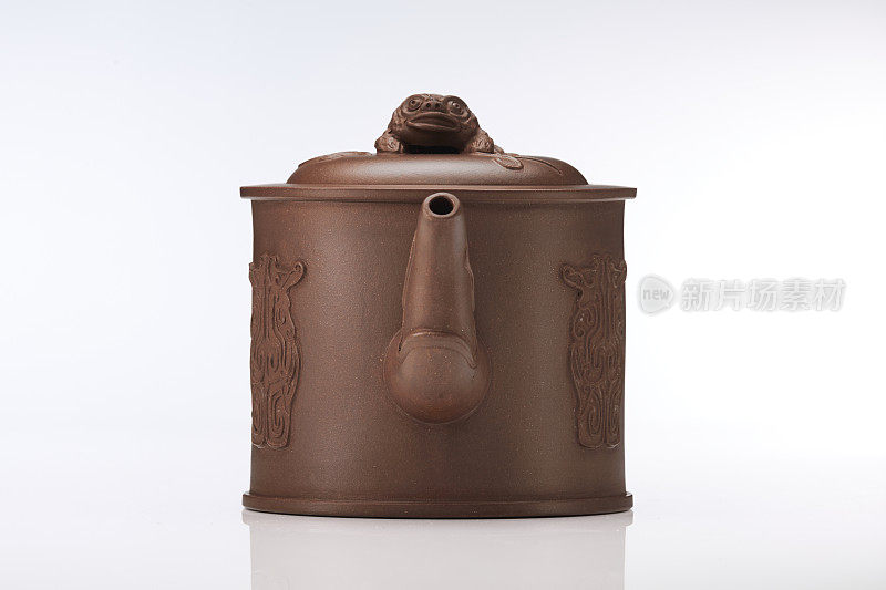 中国深棕色茶壶孤立在白色背景;影棚拍摄。