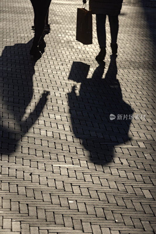 街上行人的影子