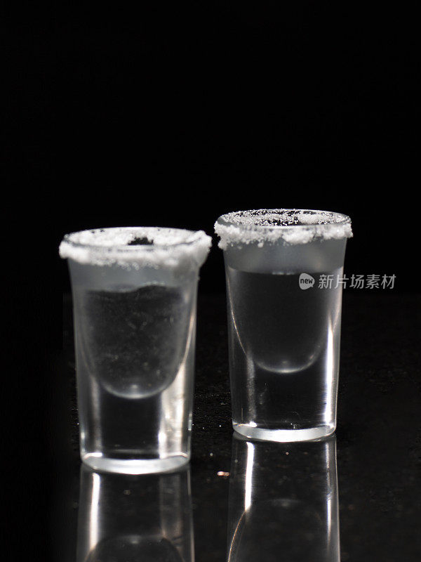 透明的龙舌兰酒射击饮料在优雅的玻璃杯