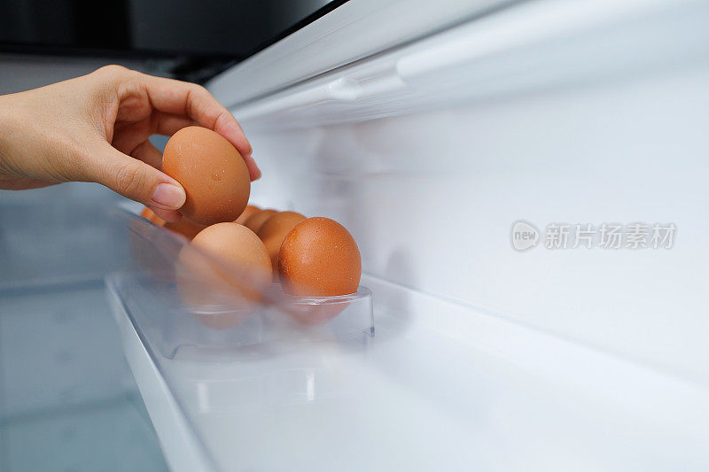 从冰箱里挑鸡蛋，冰箱架子上的鸡蛋
