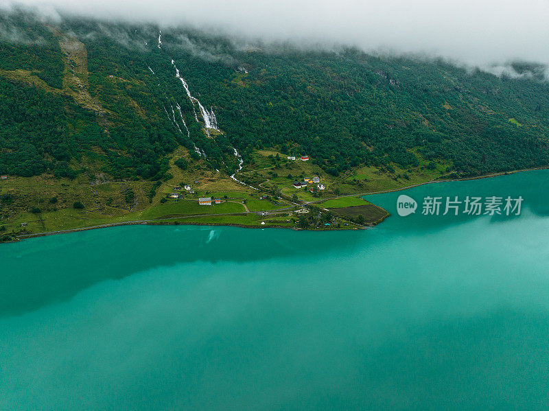 挪威山上瀑布和湖泊的风景鸟瞰图