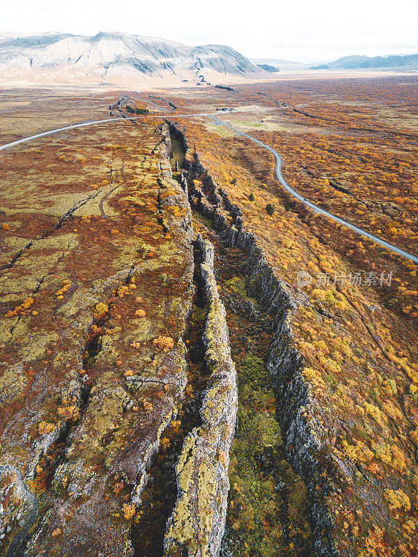 无人机视图，Thingvellir国家公园的垂直照片，两个构造板块在这里相遇