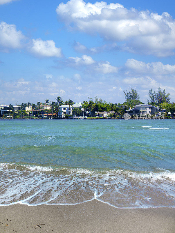 美丽的热带海滩和海滩小屋