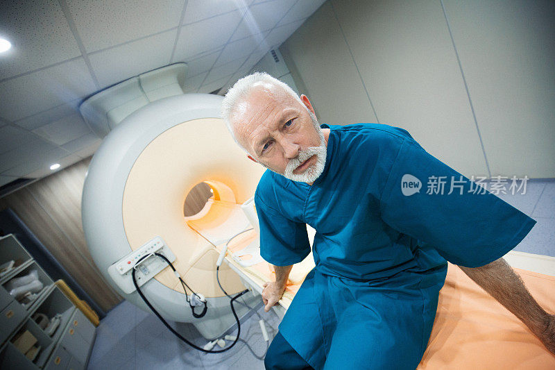 病人在做核磁共振扫描