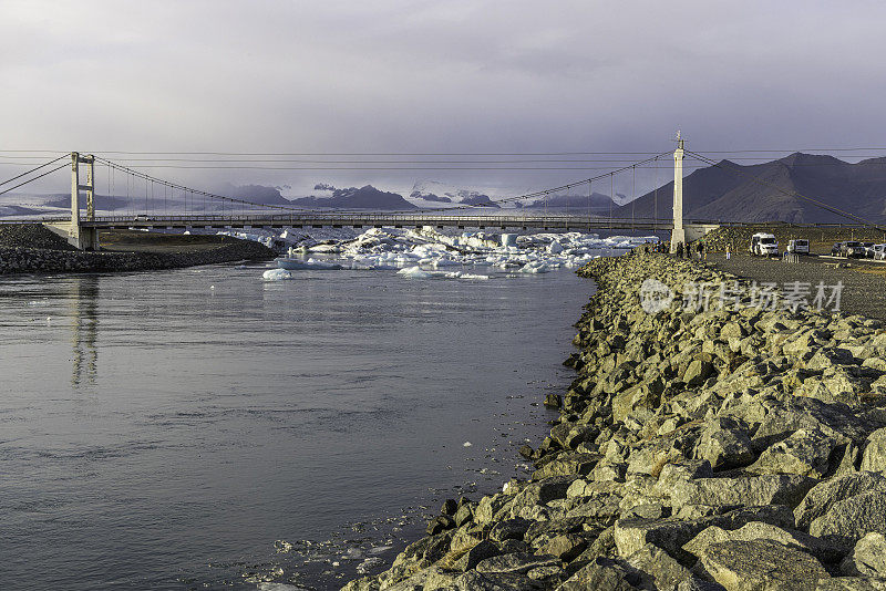 横跨冰岛瓦特纳冰川国家公园Jokulsarlon泻湖入口的吊桥。