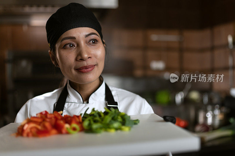 一个国际厨师在厨房的肖像。