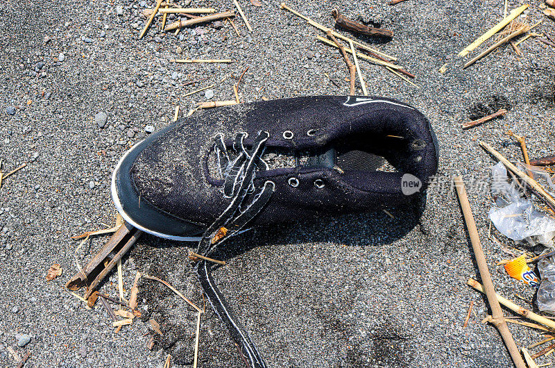 鞋废料被海浪冲到海边，橡胶废料和塑料废料散落在海滩上