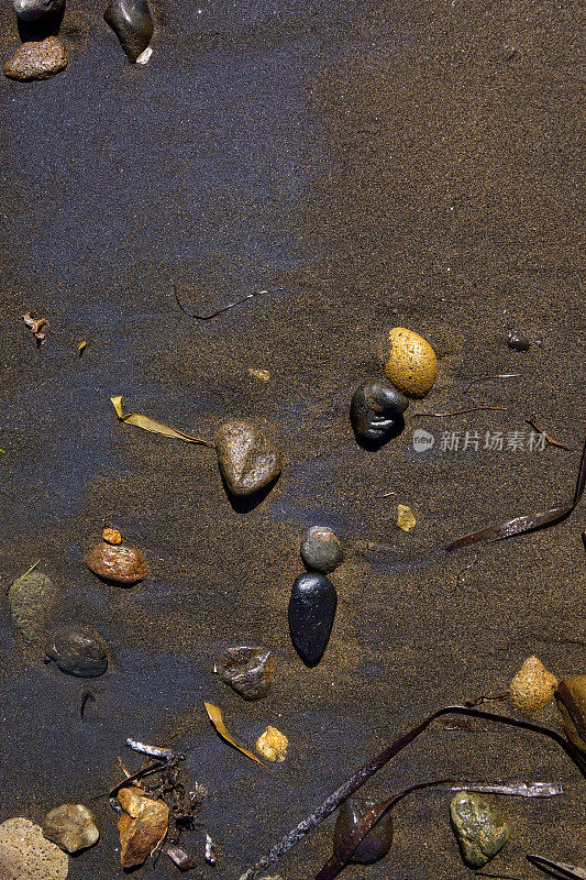 沙滩上的鹅卵石背景