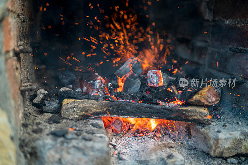 柴火燃烧的特写镜头