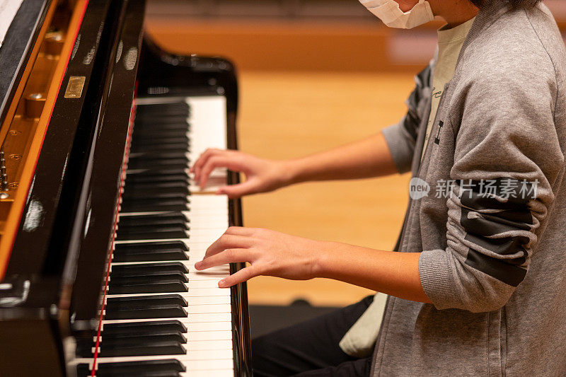 日本女孩在音乐厅排练钢琴