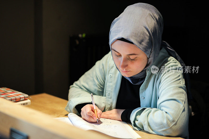 穆斯林女生准备上大学，妇女权利和教育平等