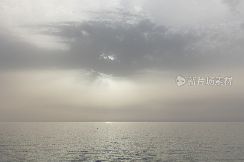 戏剧性的日落天空云景在海上