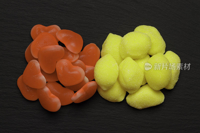 心形和柠檬形状的彩色糖豆