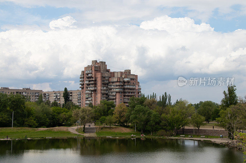 这是乌克兰第聂伯河市红石住宅区采石场背景下的多层建筑