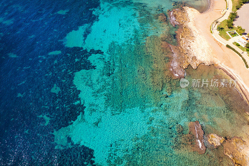 地中海岩石海岸鸟瞰图与绿松石水在科斯塔布兰卡的阿利坎特