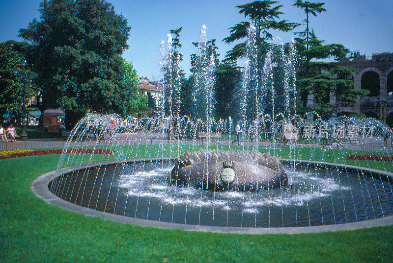20世纪80年代旧正片扫描，意大利维罗纳布拉花园广场的阿尔卑斯喷泉