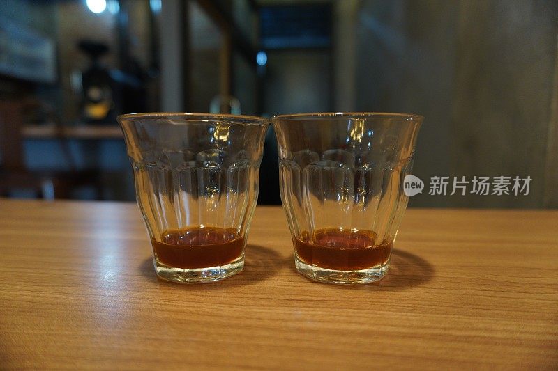 两个小酒杯加咖啡