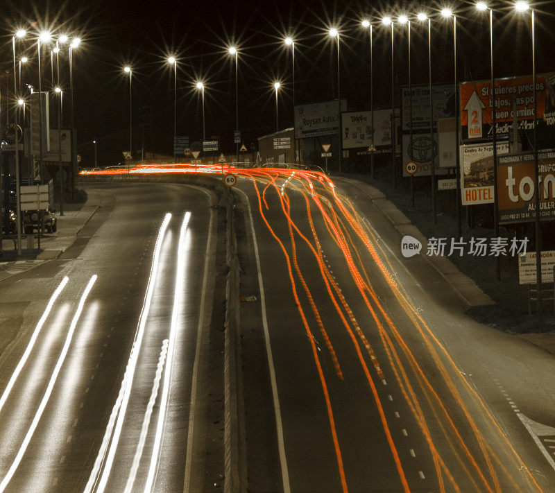 夜间高速公路，长曝光图像，高角度视角，排路灯。