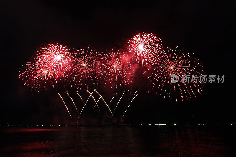 在芭堤雅国际烟花节拍摄的美丽多彩的烟花夜景