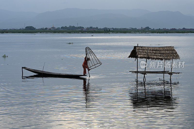 缅甸掸邦，因莱湖日出时的渔民