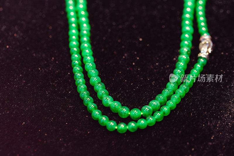 绿色软玉串成的圆珠