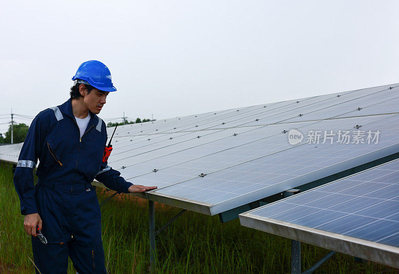 维修工程师检查屋顶太阳能电池是否有损坏。工程师工人安装太阳能电池板。清洁能源理念。