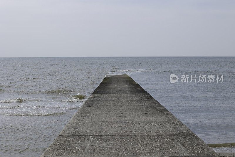博尔库姆岛海滩上的防波堤伸入北海