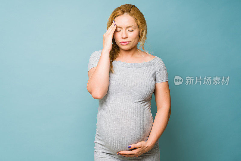 妇女在怀孕期间头痛和感觉不适