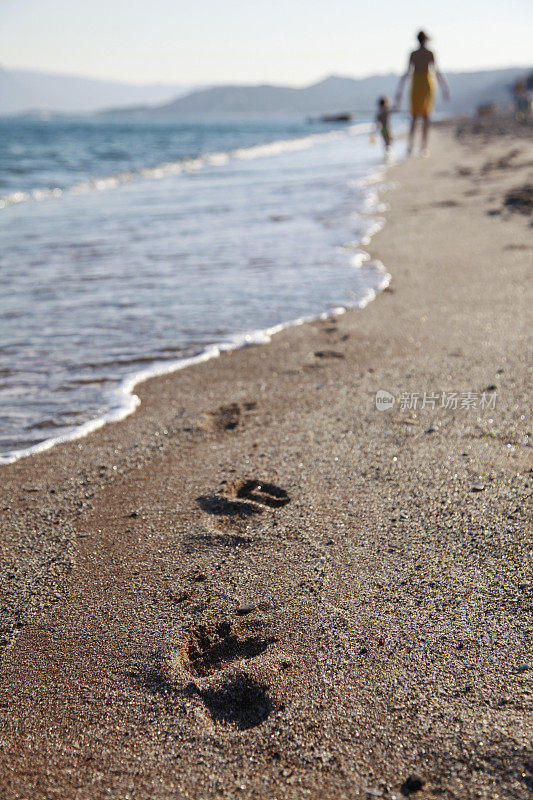 踏在海边的沙滩上