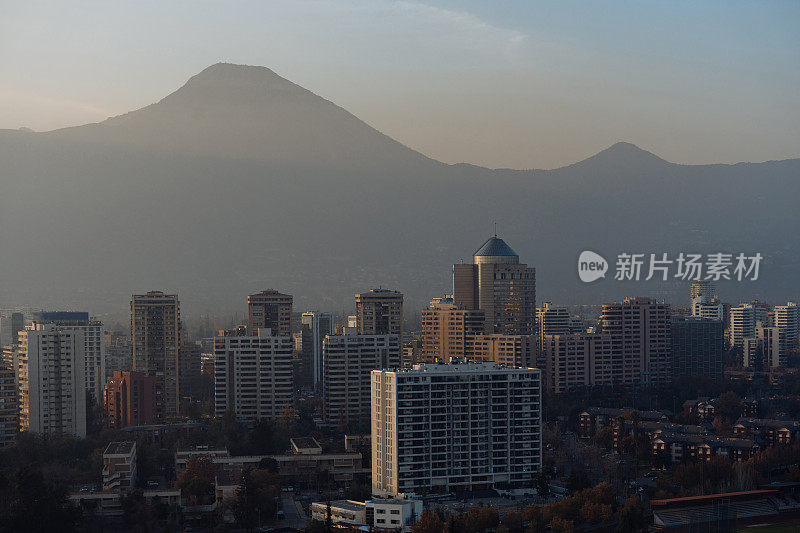 圣地亚哥的建筑和安第斯山脉