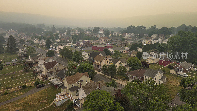 夏天的雾霾笼罩着小镇。吉姆·索普躲在宾夕法尼亚州波科诺斯阿巴拉契亚山脉的烟雾中。鸟瞰图