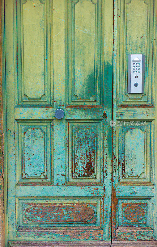法国，克雷姆梅厄:老风化的绿木门