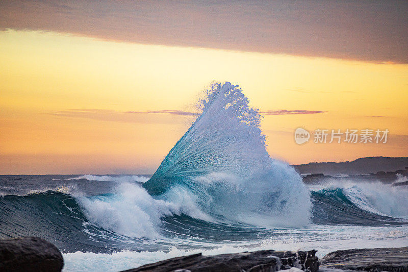 抽象的海浪与生动的金色日出