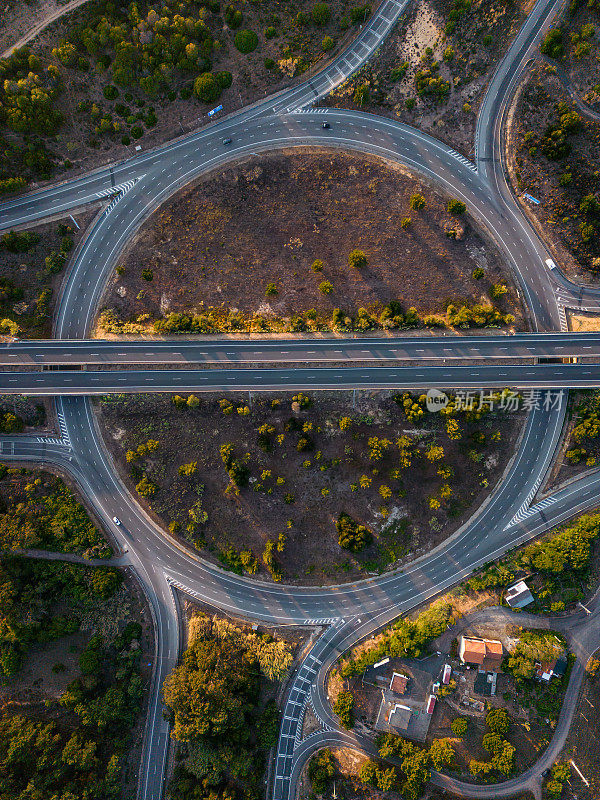 高速公路上空的航拍图像，以及与葡萄牙南部其他目的地的不同连接