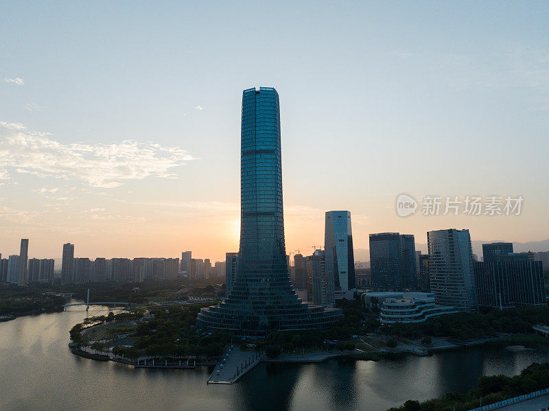 水边城市日落景观