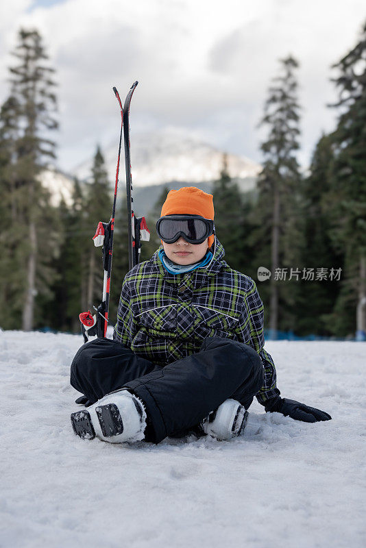 滑雪和雪的乐趣。孩子滑雪。儿童冬季运动