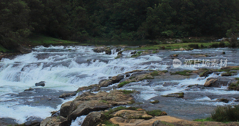 美丽的pykara瀑布或急流，被茂密的绿色森林环绕，位于印度南部泰米尔纳德邦ooty山站附近的nilgiri山麓