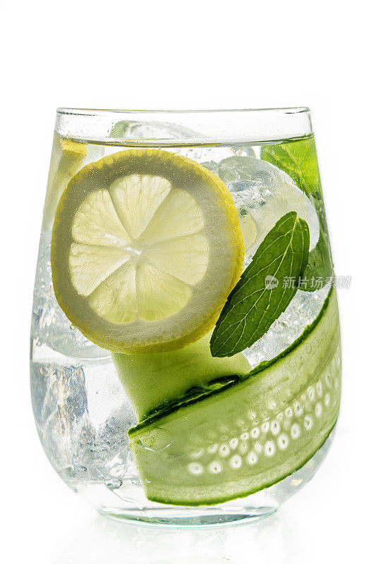 美味的夏季凉拌柠檬水，配以黄瓜、柠檬和薄荷。