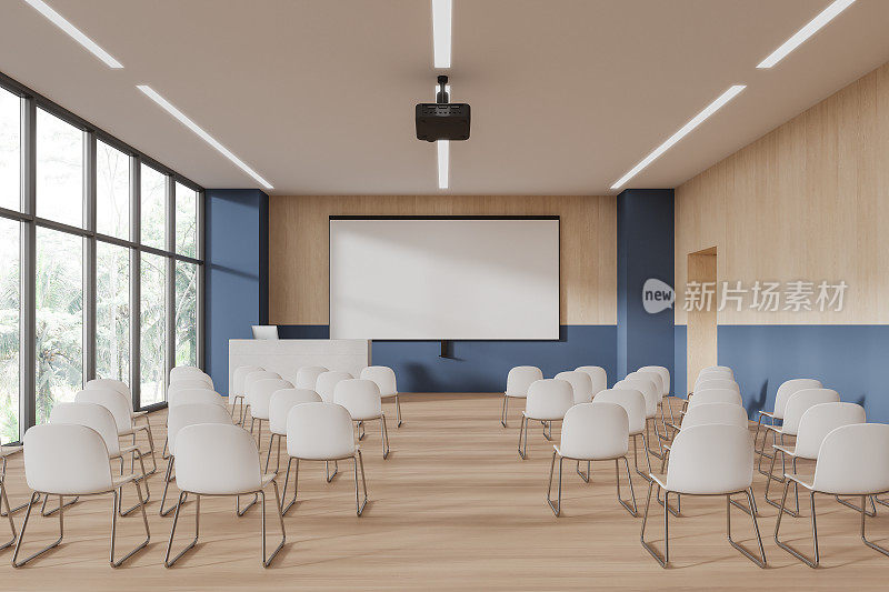 蓝色和木制的演讲厅内部有投影屏幕
