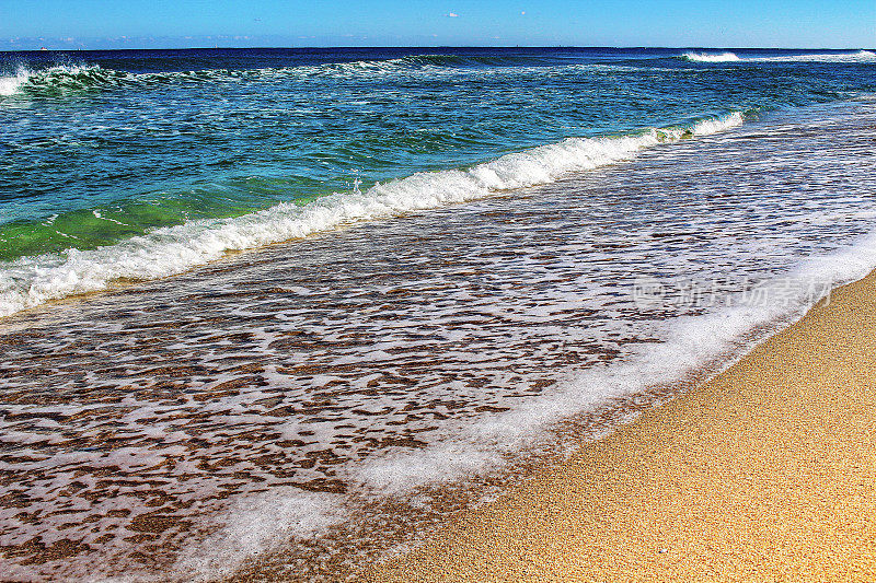 在佛罗里达州劳德代尔堡的达尼亚海滩，温柔的海浪在沙滩上破碎