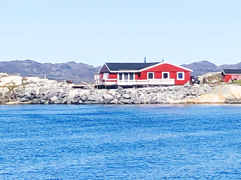 格陵兰岛努克的红色海滨别墅
