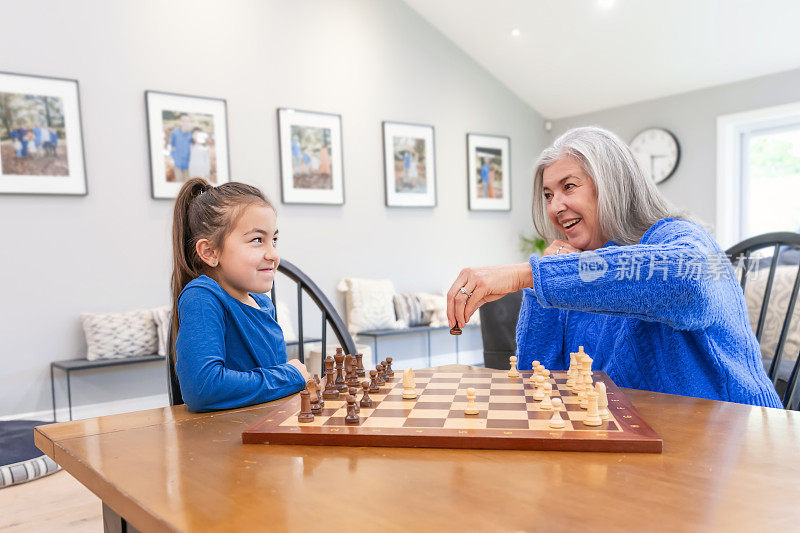 奶奶和她的孙女下棋