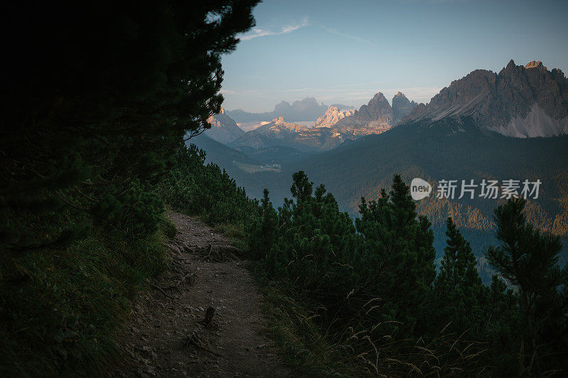 高高的山峰峭壁的宁静景色。在山上的土路徒步旅行。特伦蒂诺山谷绝佳的旅游景点